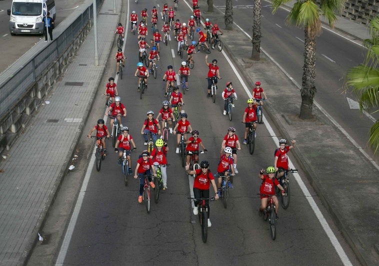 Los escolares toman las calles de Mérida con las bicicletas